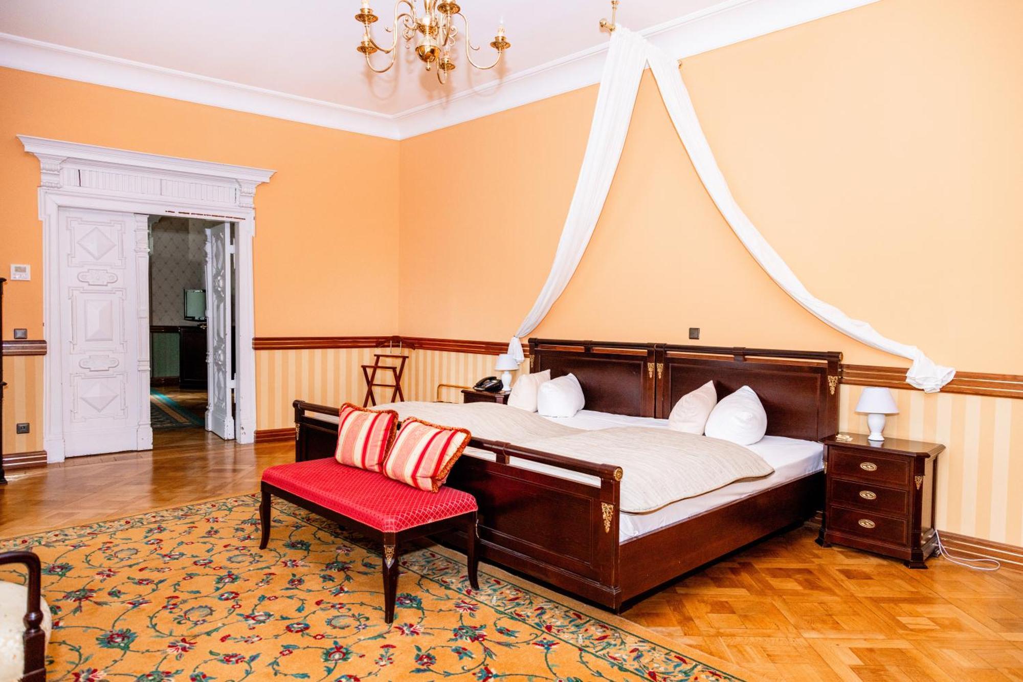 Hotel Schloss Schkopau ภายนอก รูปภาพ