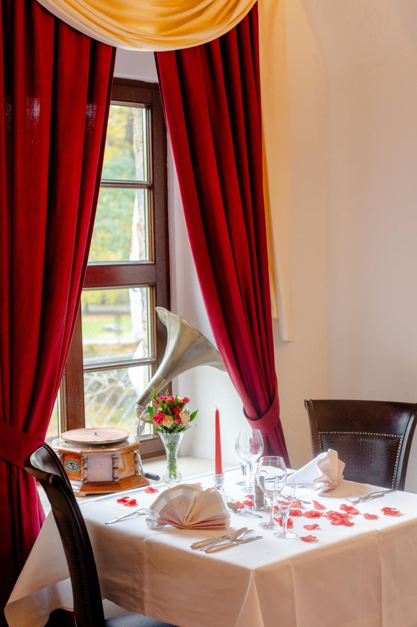 Hotel Schloss Schkopau ภายนอก รูปภาพ